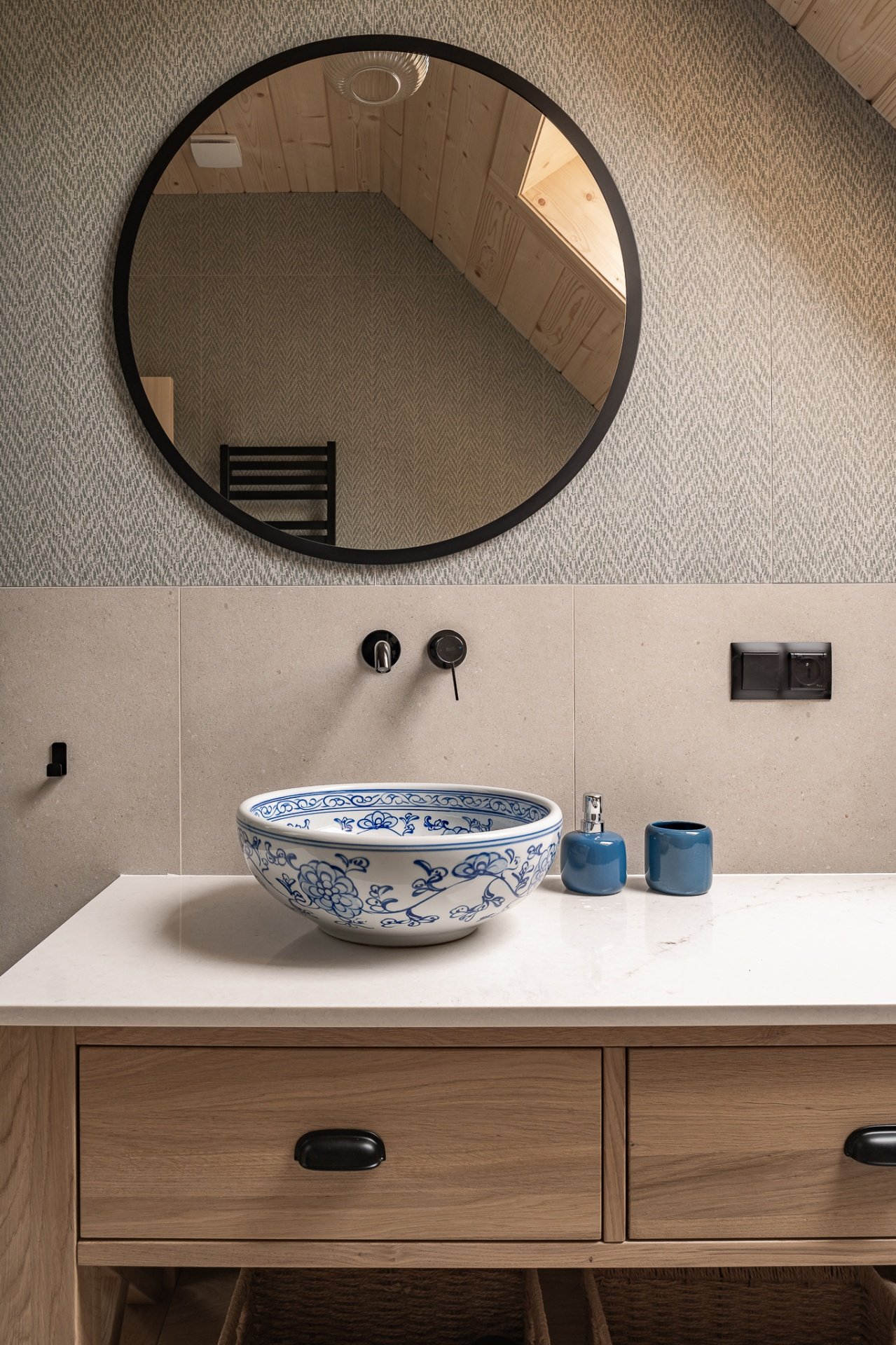Porcelanowa umywalka z niebieskim wzorem