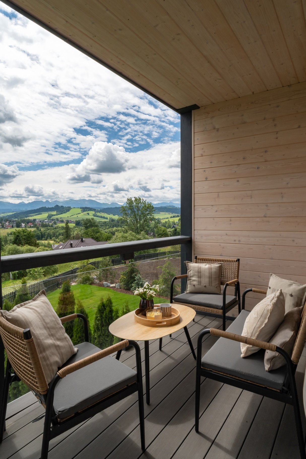 Balkon z widokiem na Tatry